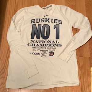 NWOT UCONN Huskies tee